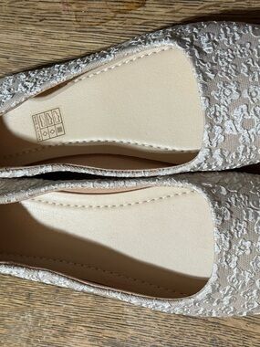 Women's Lace Ballet Flats in Ivory by